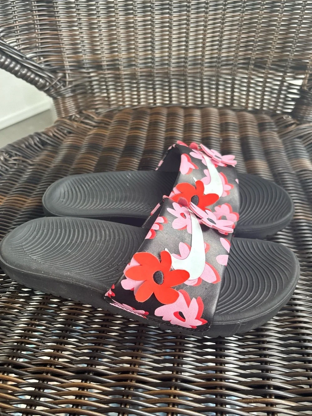 Nike Kawa Slide SE sandals Girls Size 2Y Floral Black